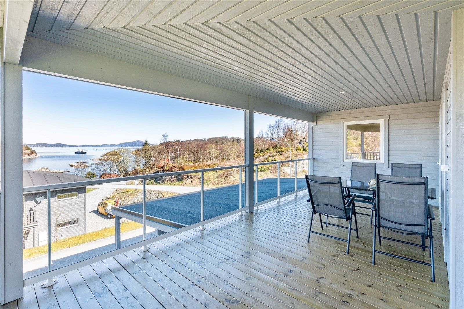 Delvis overbygget terrasse med fantastisk utsikt Galleribilde