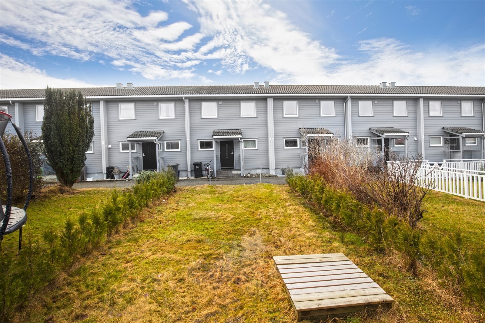 Kjekk hage med egen sandkasse Galleribilde