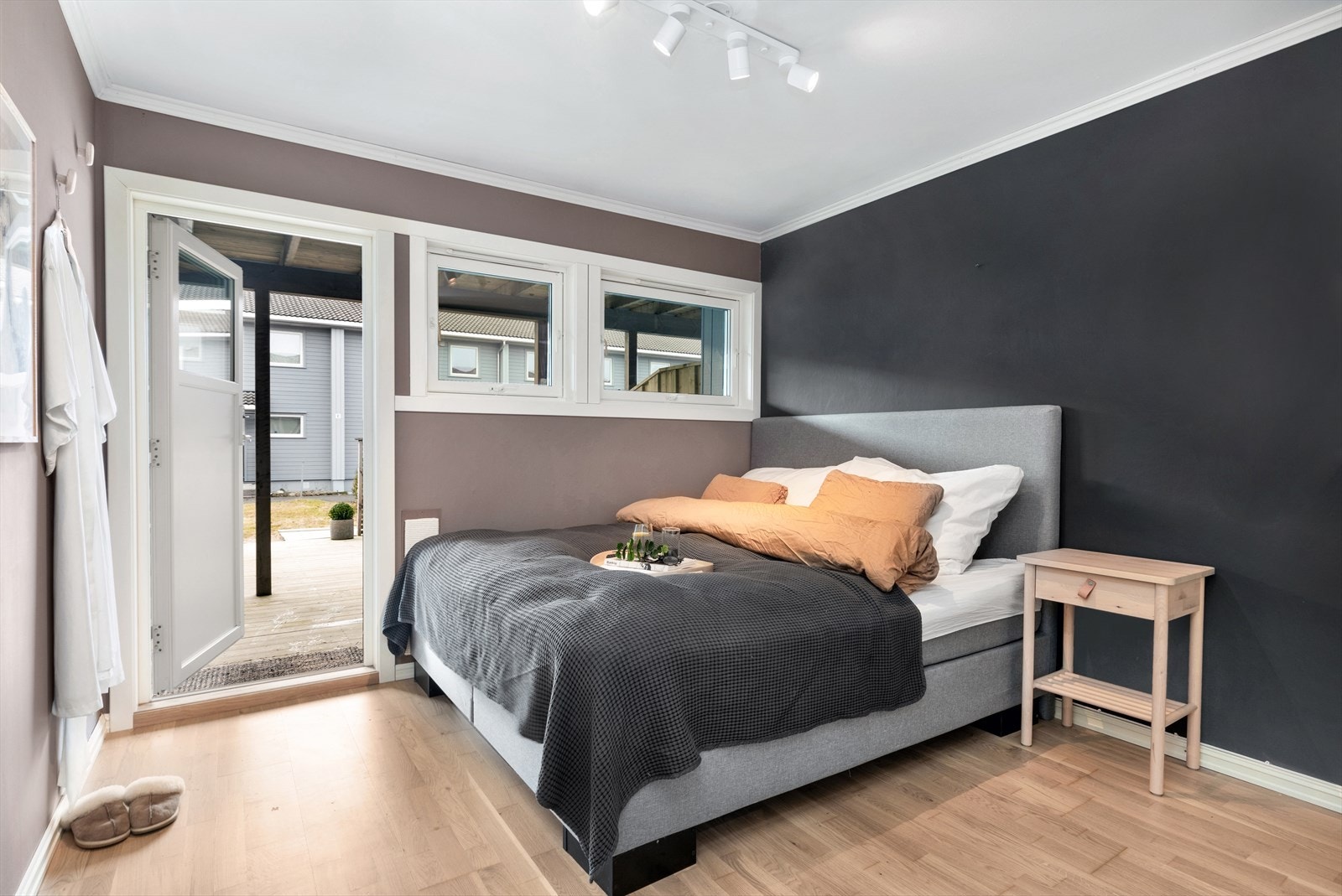 Hovedsoverom med utgang til terrasse og hage Galleribilde