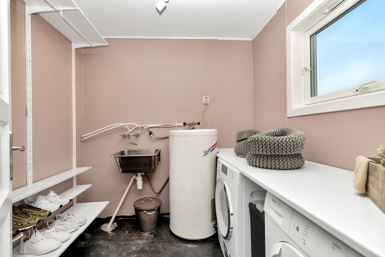 Praktisk vaskerom like ved inngangsparti Galleribilde