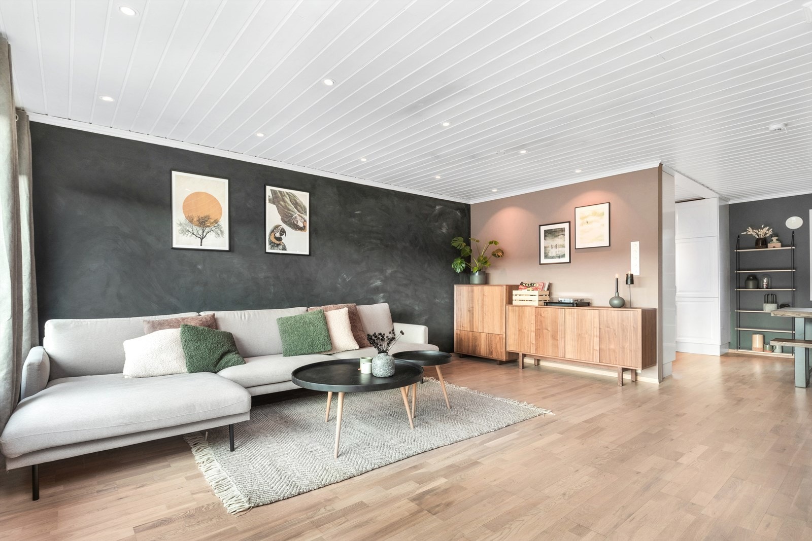 De store vindusflatene slipper inn rikelig med dagslys og gir en god romfølelse Galleribilde