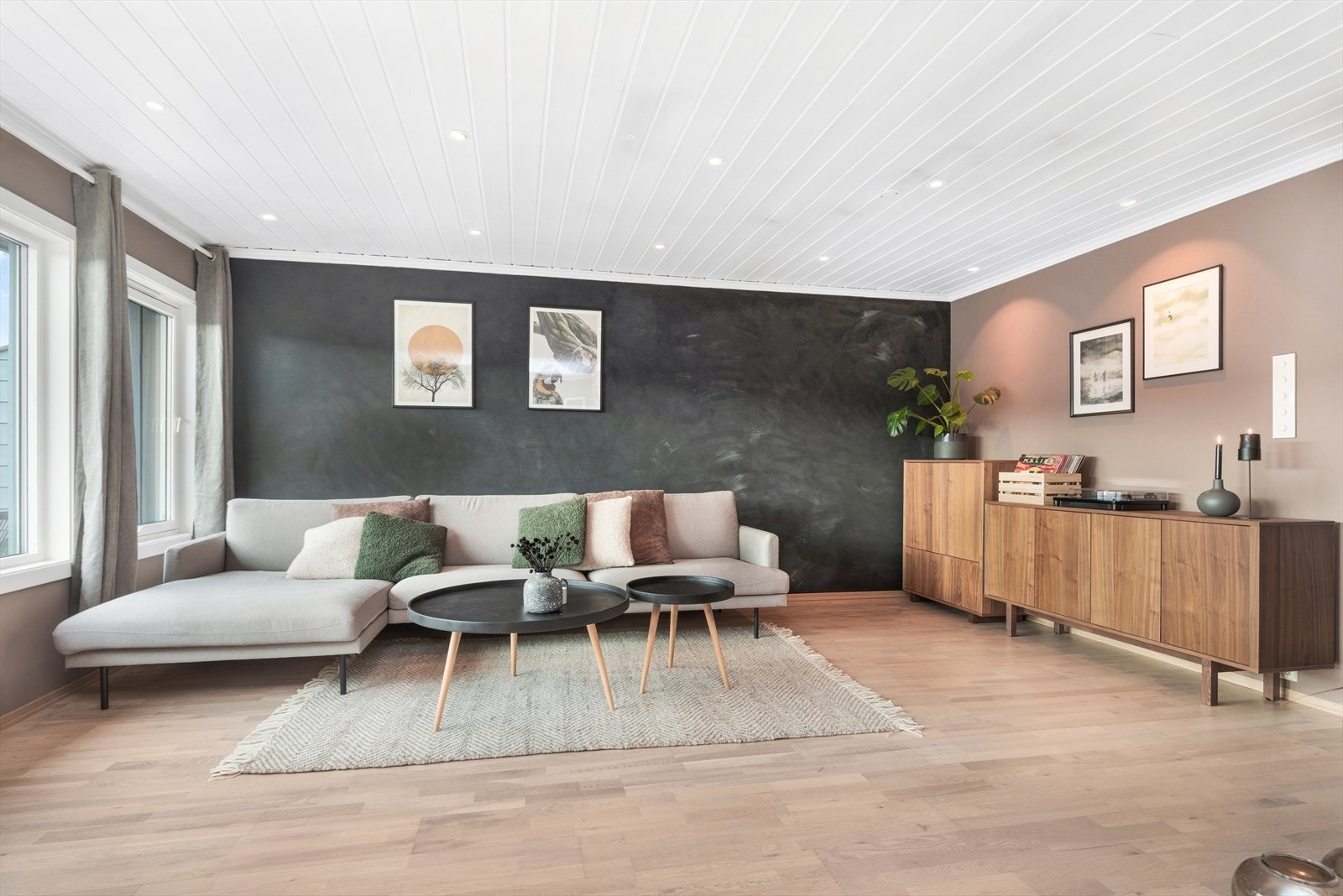 Stuen er av romslig størrelse Galleribilde