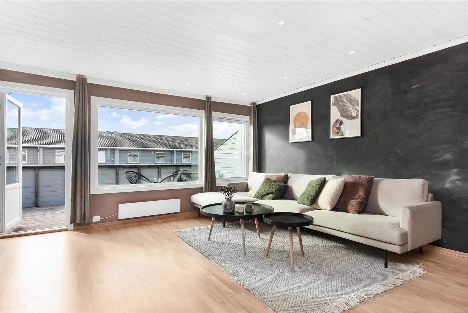 Stue er meget innbydende med flott fargevalg og store vindusflater Galleribilde