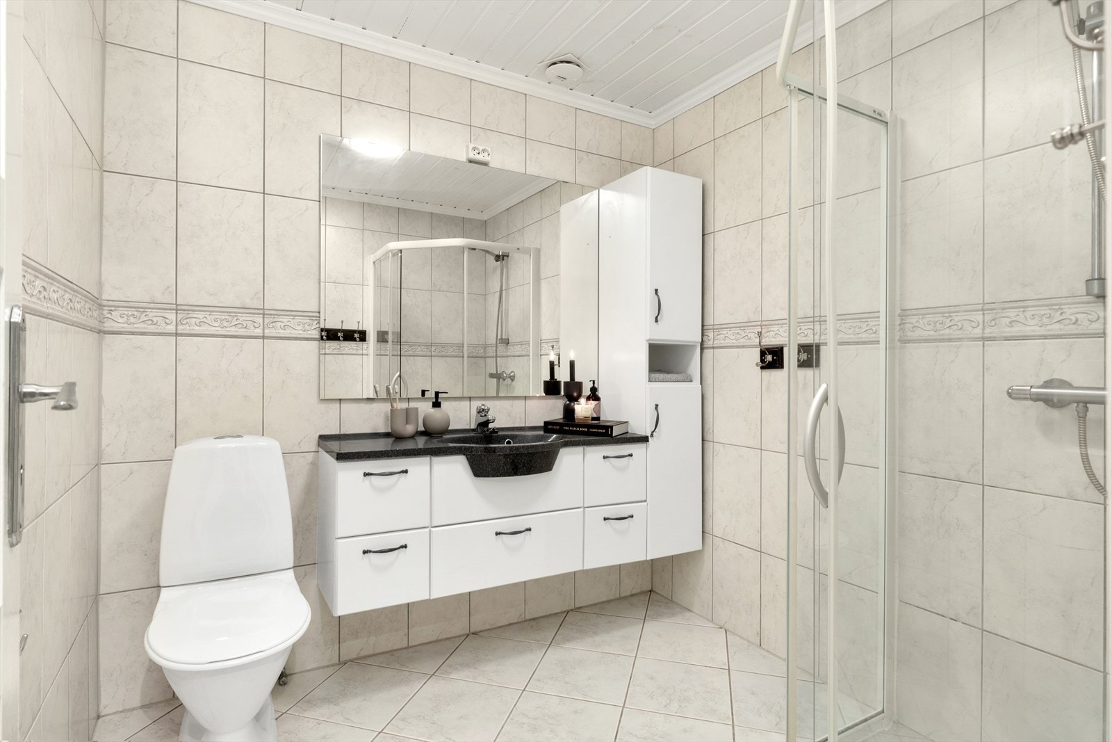 Lyst helfliset bad med varmekabler i gulv Galleribilde