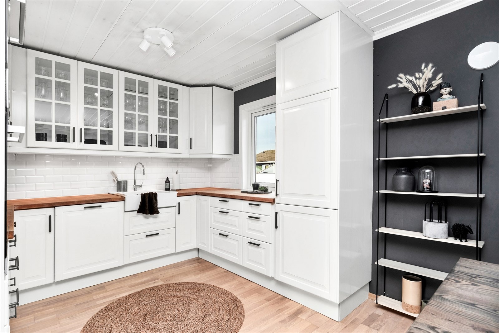 Her har du meget god skap- og benkeplass Galleribilde