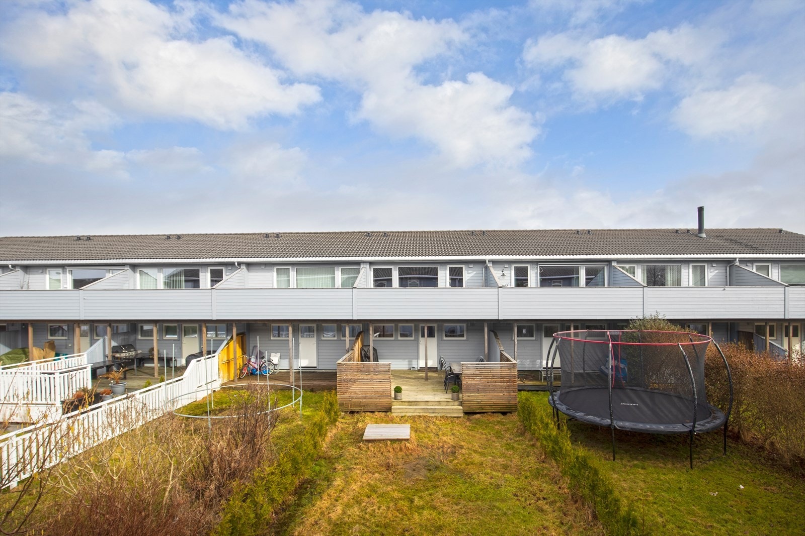 Terrassen har et flott spilerekkverk Galleribilde