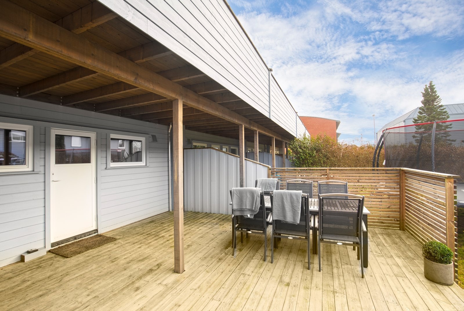 Stor terrasse med gode solforhold Galleribilde