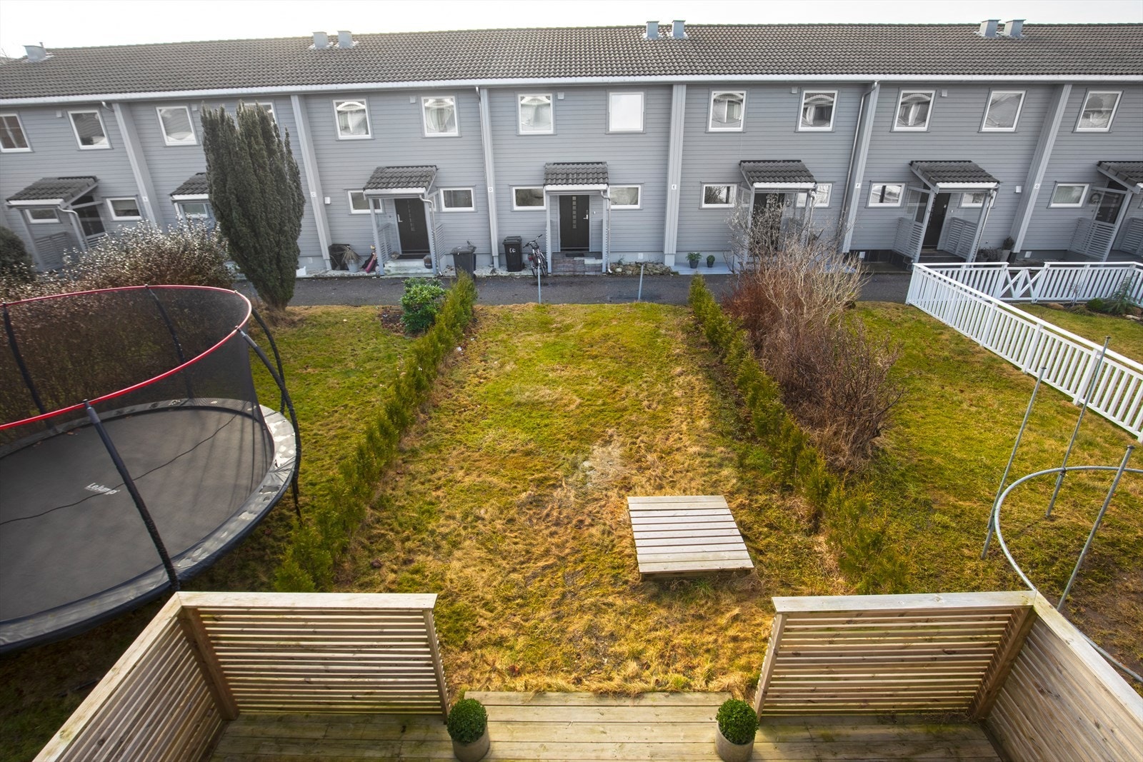 Rekkehuset har en stor privat hage Galleribilde