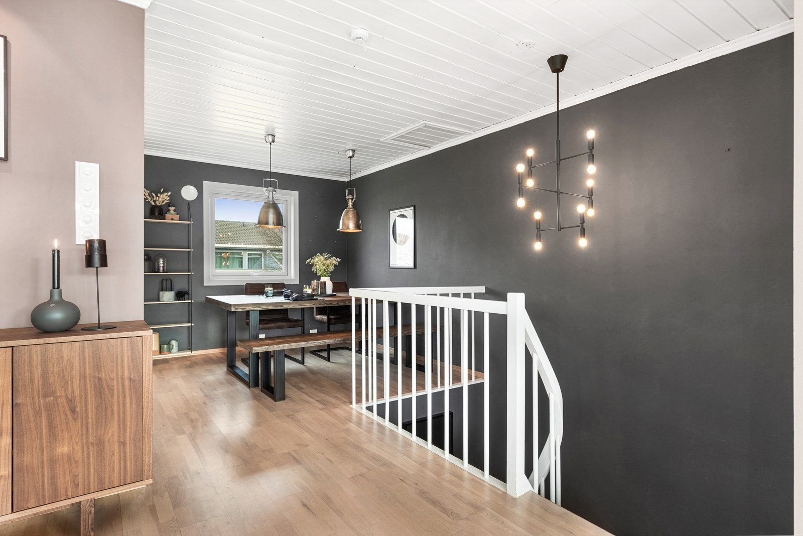 fra stue er det delvis åpent inn til kjøkken Galleribilde