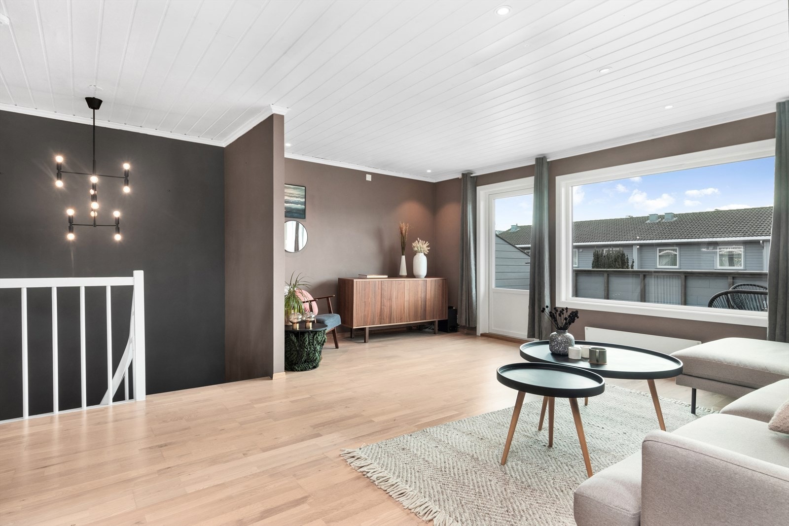 Fra stue er det utgang til solrik balkong Galleribilde