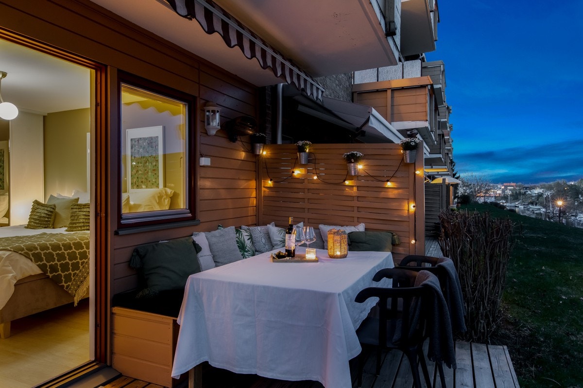 Stor terrasse utenfor stue og soverommet. Galleribilde