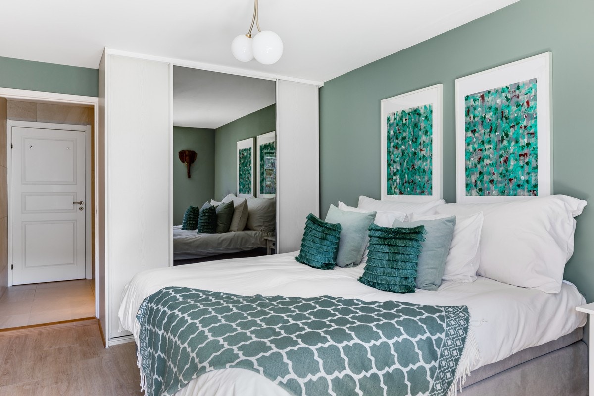 Soverom med skyvedørsgarderobe og direkte adkomst inn til badet. Galleribilde