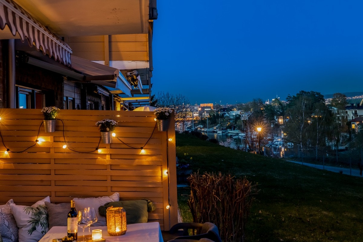 ...med utsikt ned mot bukta. Kun 1 min gange ned til morgenbadet. Galleribilde