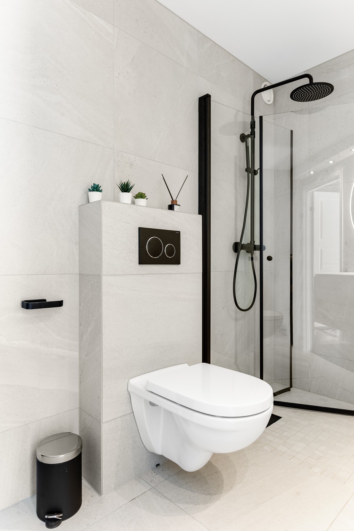 De sorte detaljene skaper en naturlig kontrast til de ellers lyse overflatene. Galleribilde