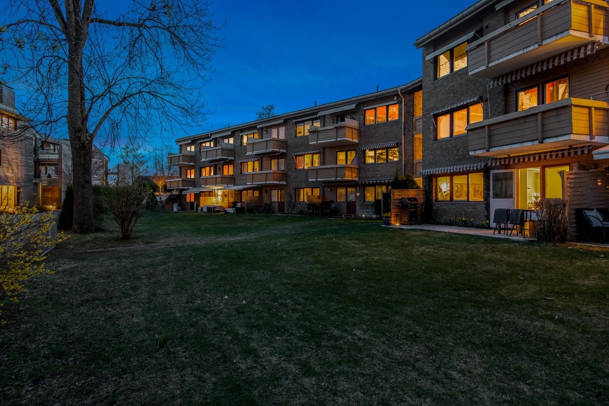 Stor, felles hage i sameiet. Leiligheten ligger på bakkeplan og har direkte adkomst via terrassen. Galleribilde