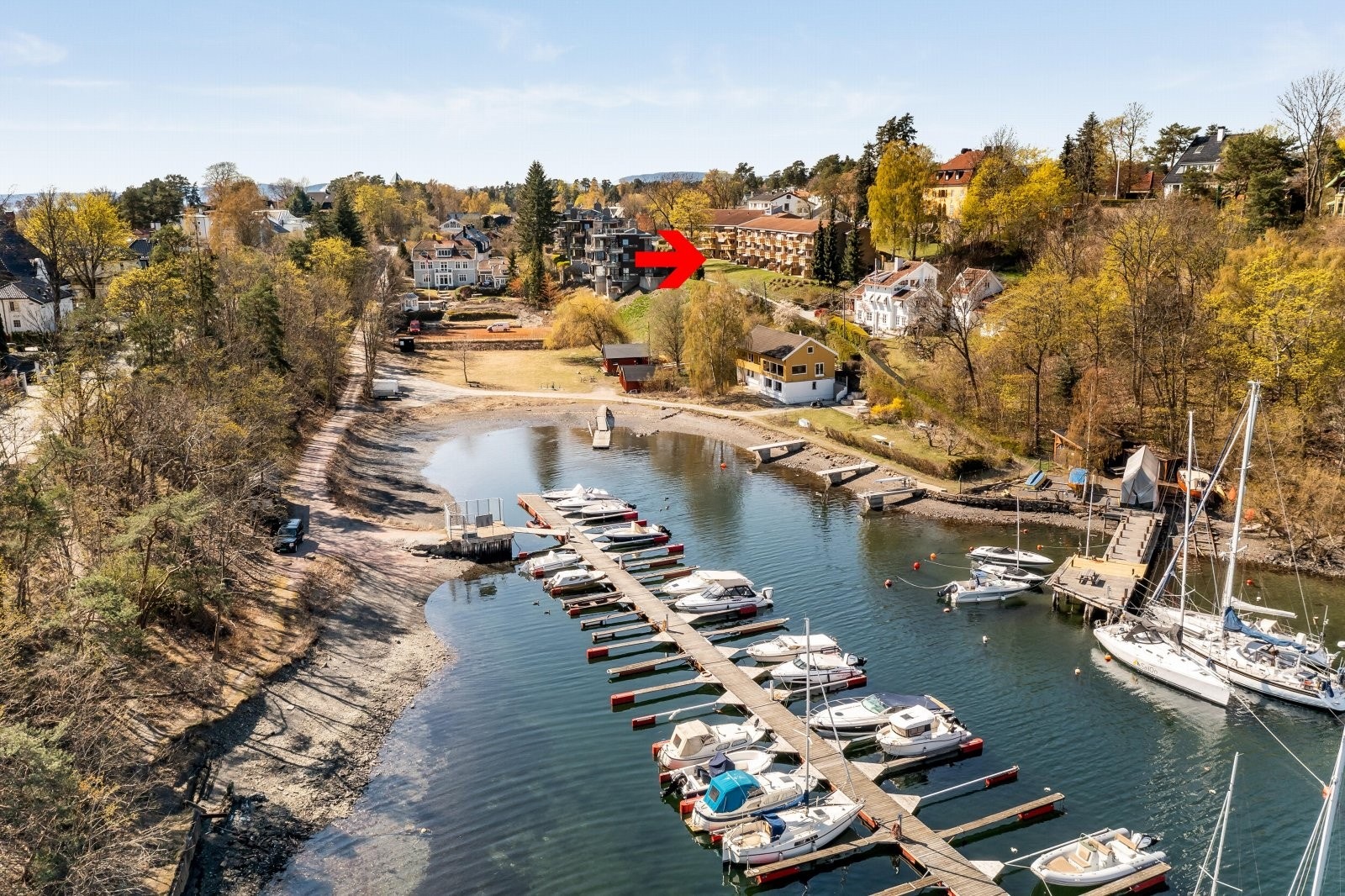 Ta med badetøyet og håndkle under armen og spaser rett ut i sjøen. 1 min gange til Langviksbukta. Galleribilde