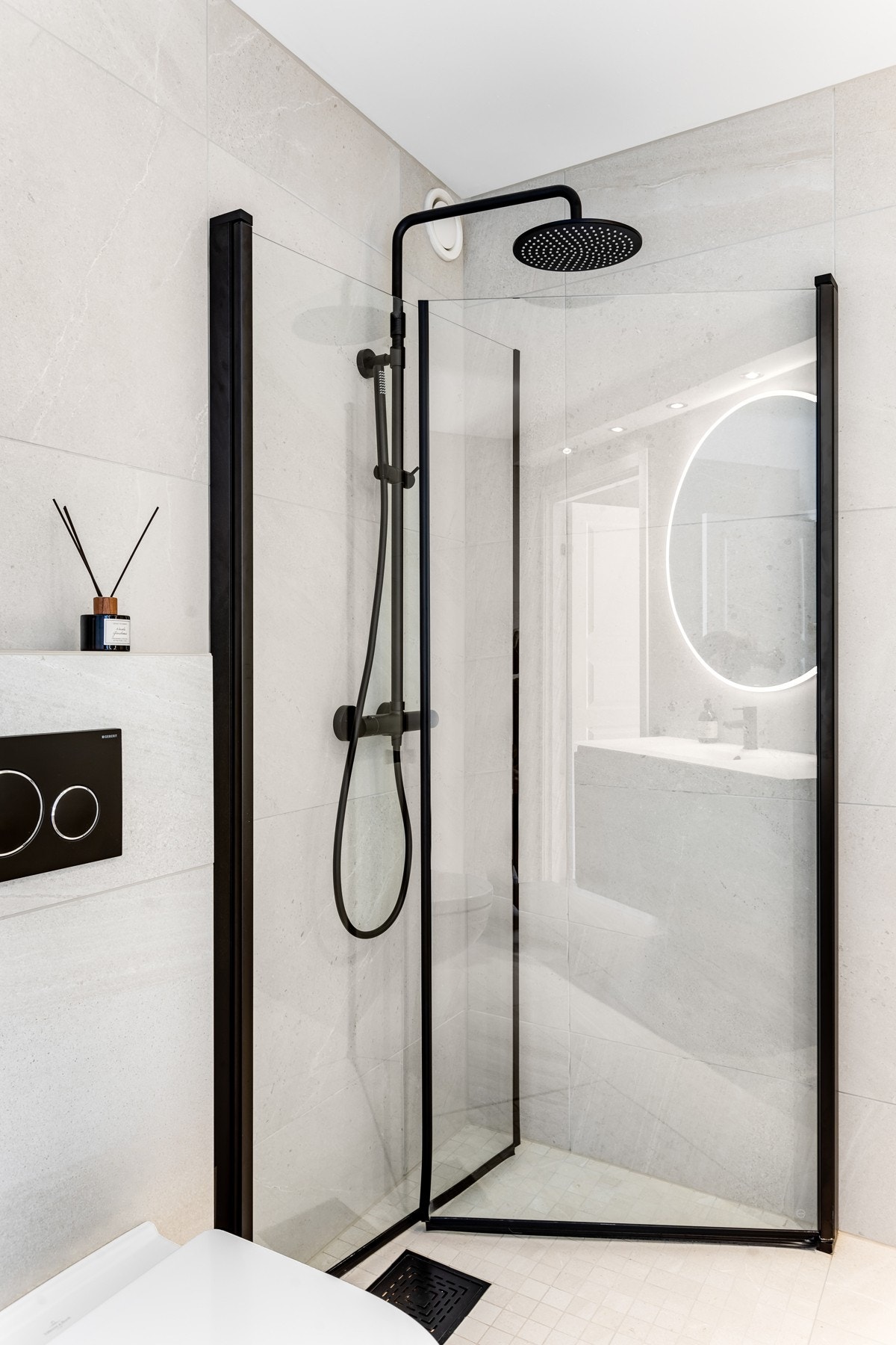 Deilig regnfalldusj med innfellbare dører. Galleribilde