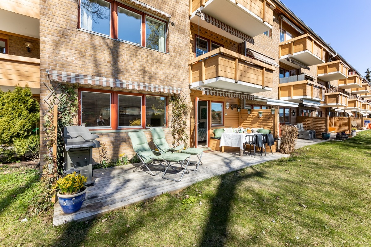 16 solrike kvm utenfor stue og soverommet. Levegger på begge sider. Galleribilde