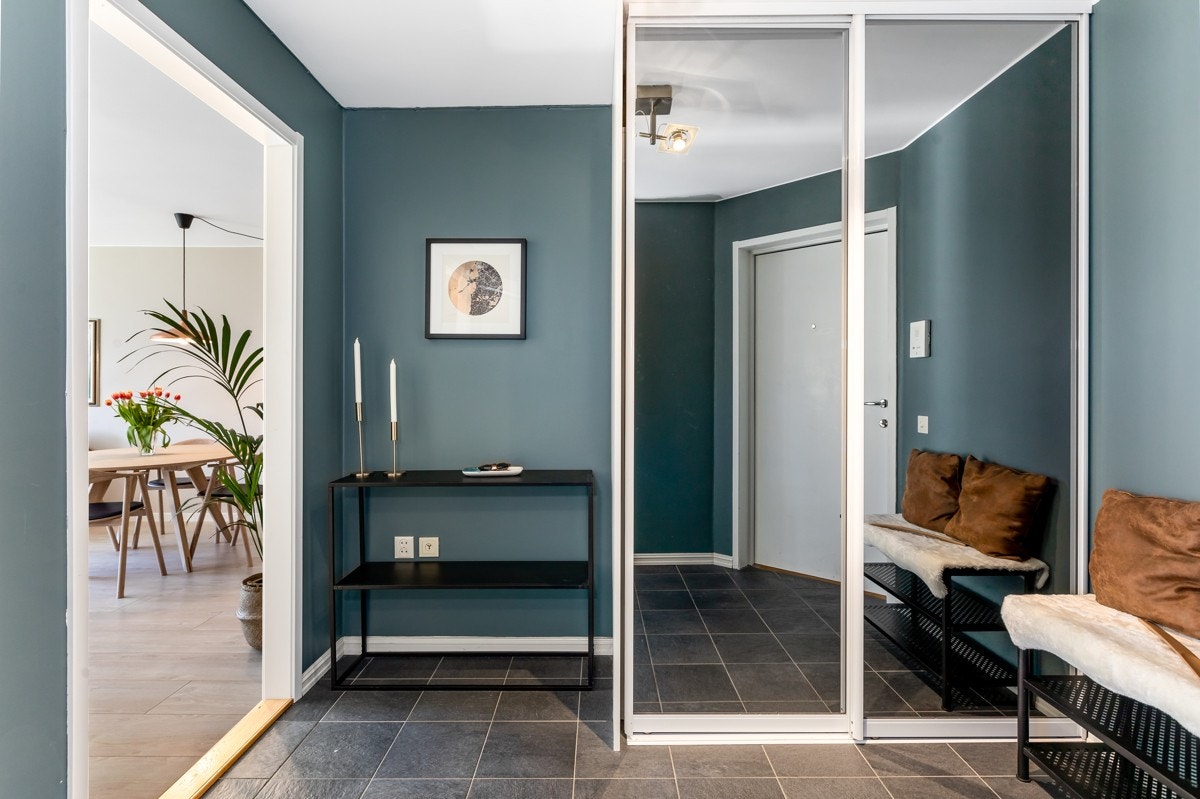 Flislagt entré med skyvedørsgarderobe og god plass. Galleribilde
