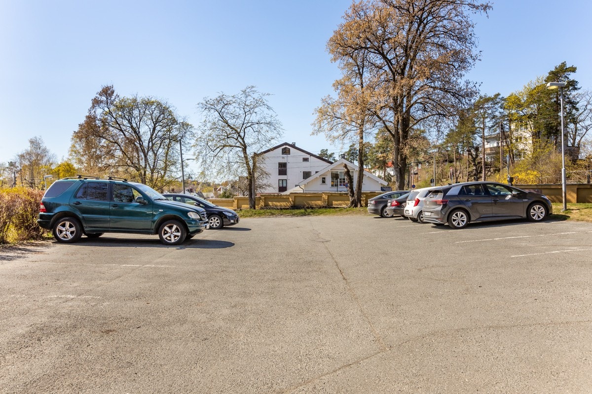 Felles biloppstillingsplasser med elbil-lader. Selger har ikke hatt noe problem med å få parkert bilen, eller ladet. Galleribilde