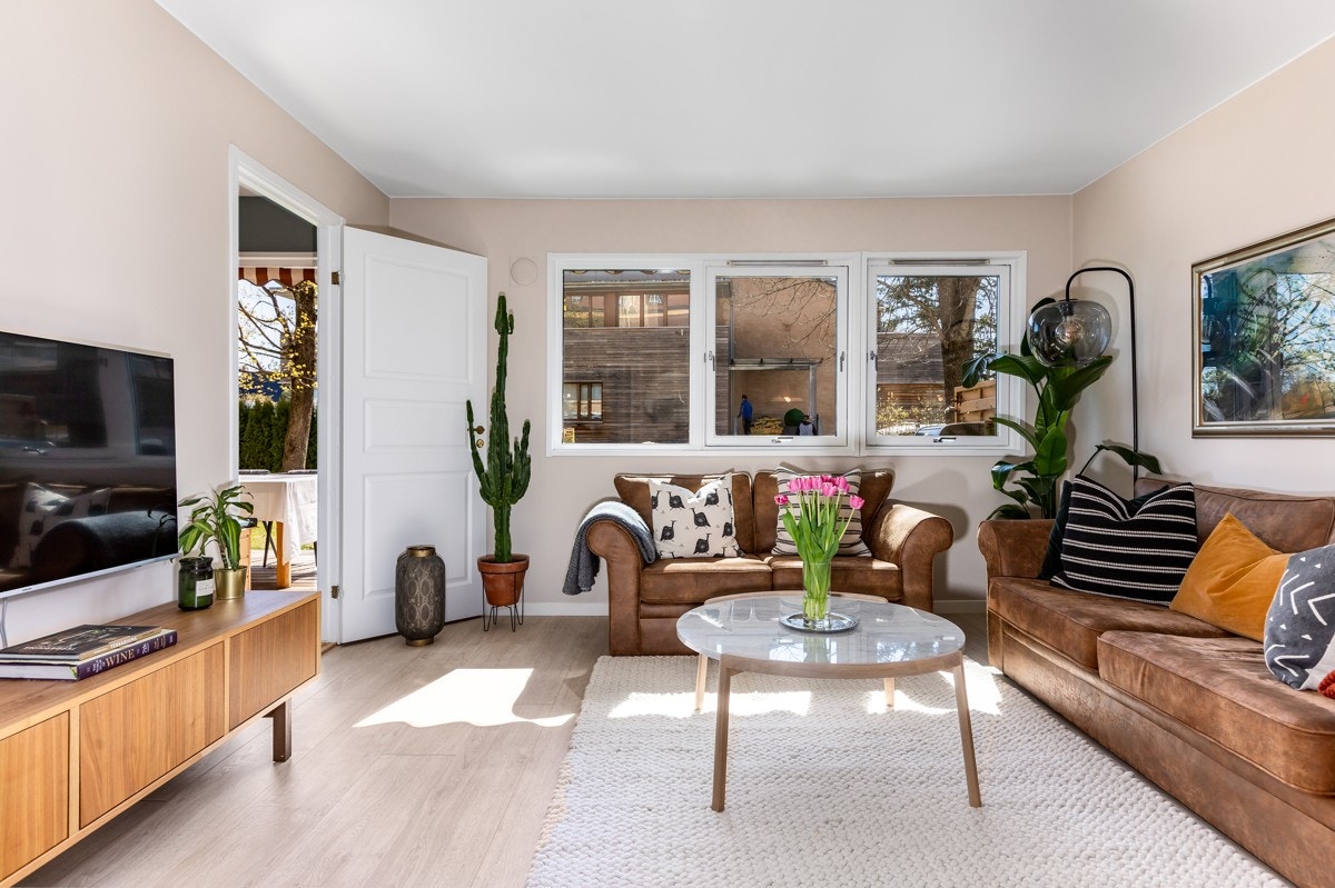 Stue med plass til sofagruppe, tv-seksjon og spisebord. Galleribilde