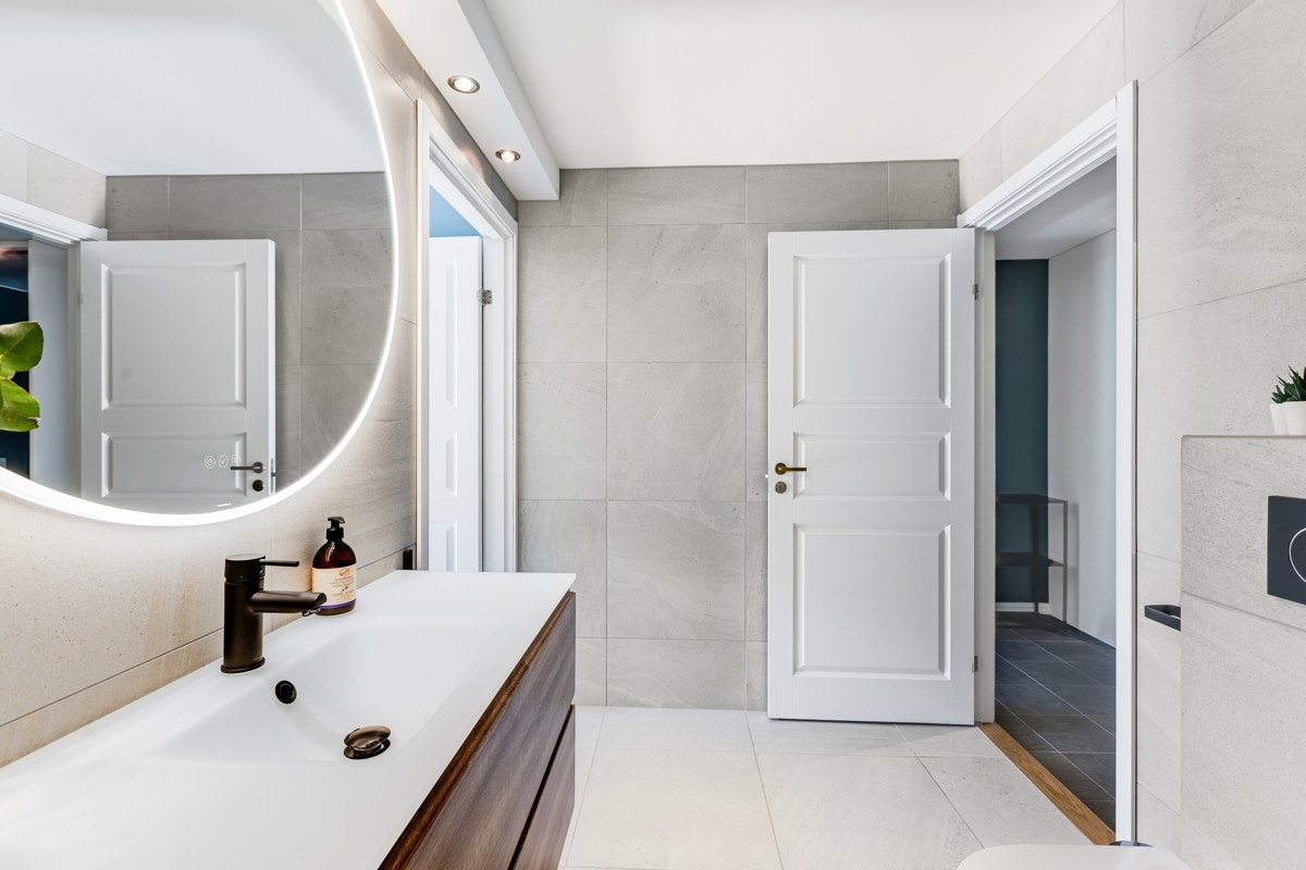 I 2021 ble det lagt "flis på flis" på vegger og gulv i størrelsen 60x60. Varme i gulvet sørger for en behagelig start på dagen. Galleribilde