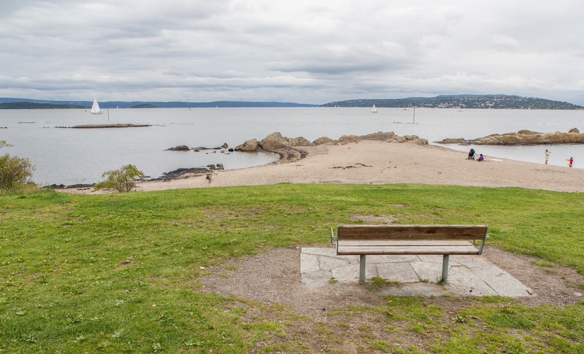 Hukodden har sandstrand samt gressplen, kiosk, toaletter, baskettballbane og Hukodden strandrestaurant. Galleribilde