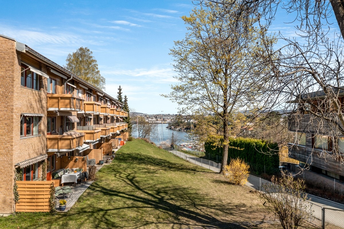Stor felles hage i sameiet med port ned til vannet. Galleribilde