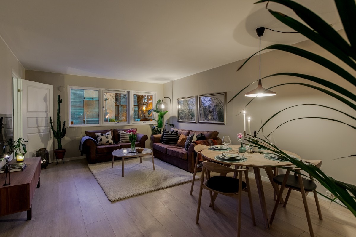 Kveldsbilde. Leiligheten er betydelig oppgradert de siste årene. Vegger i entré, stue/kjøkken og soverom ble helsparklet og malt i 2019. Galleribilde