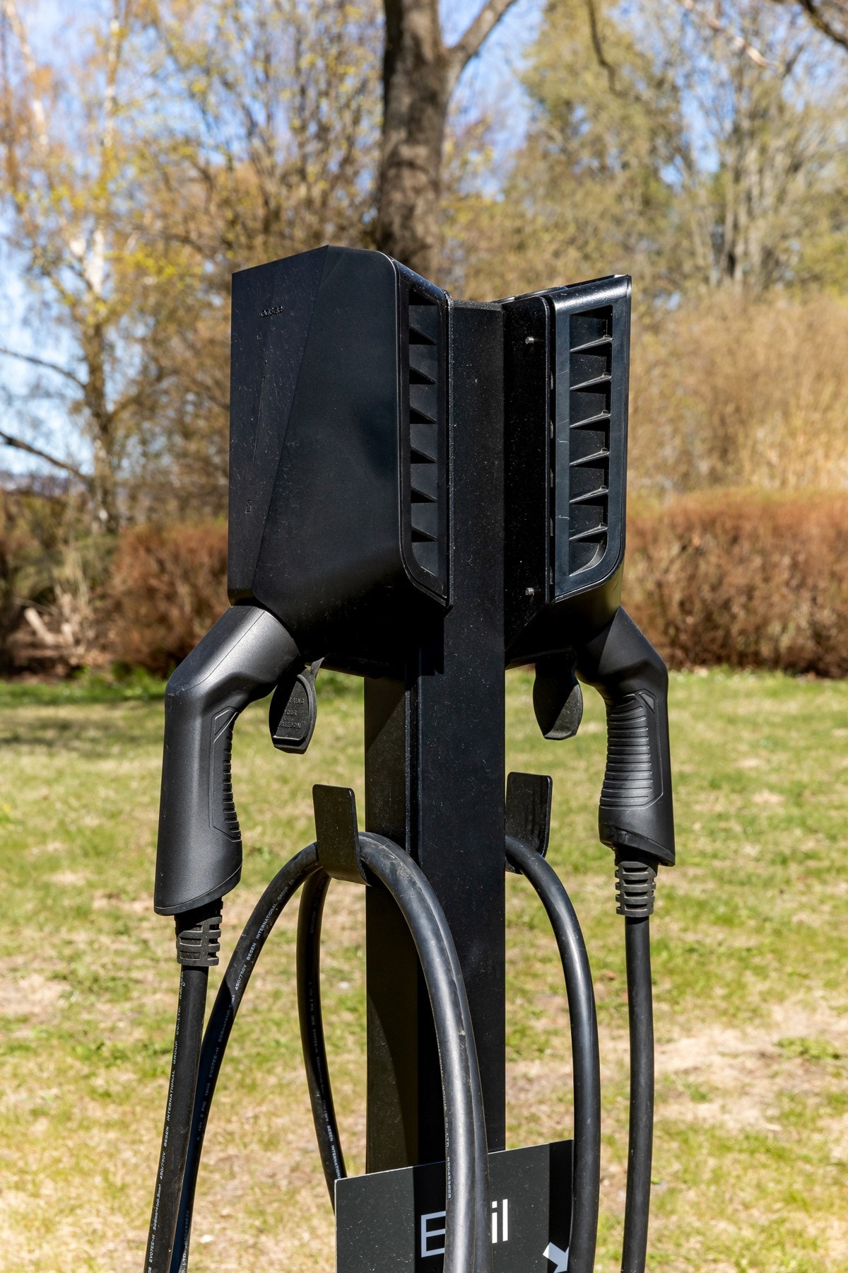 El-bil lader på parkeringsplassen. Galleribilde