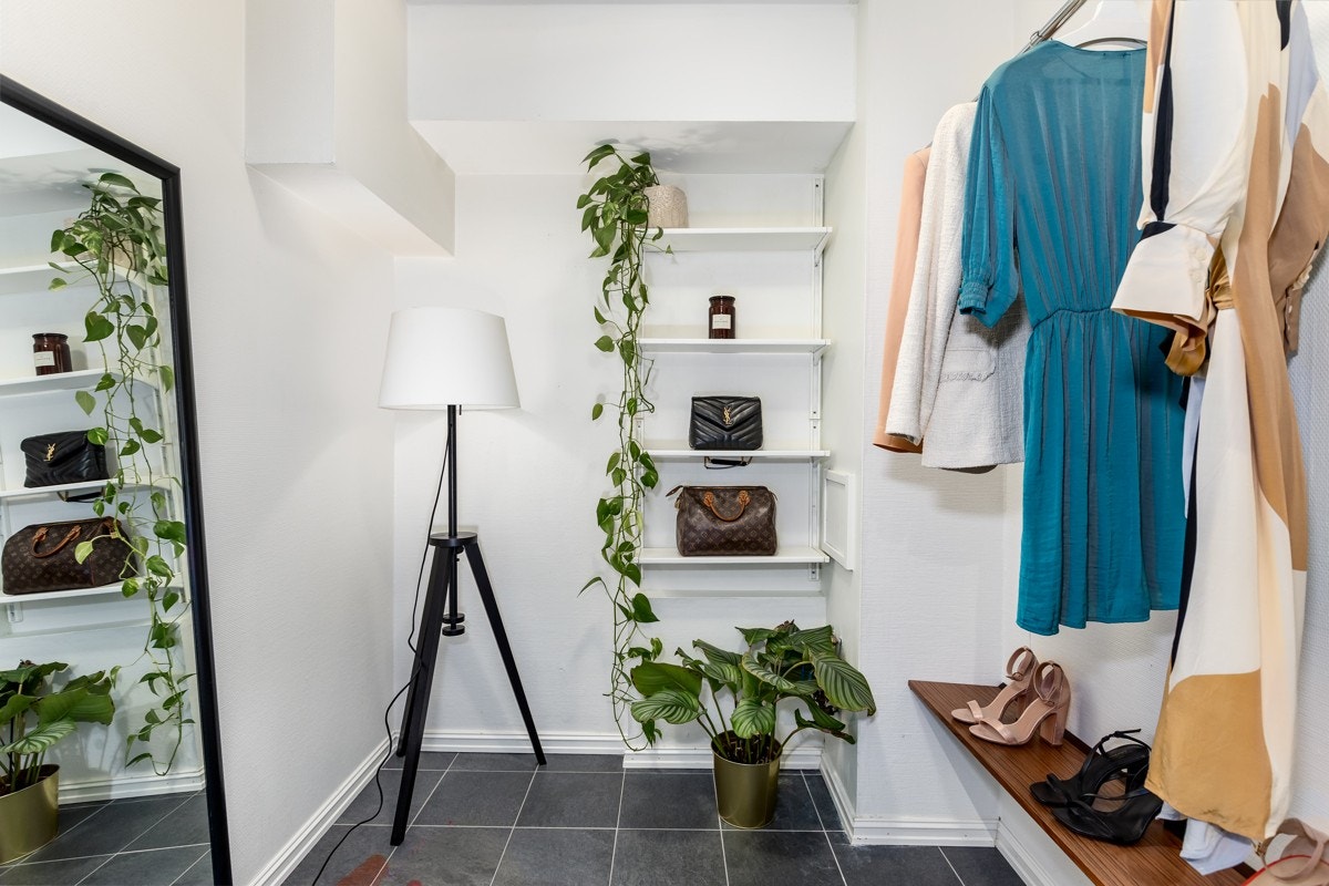 Tilliggende walk-in closet med hyller og innredning. Galleribilde