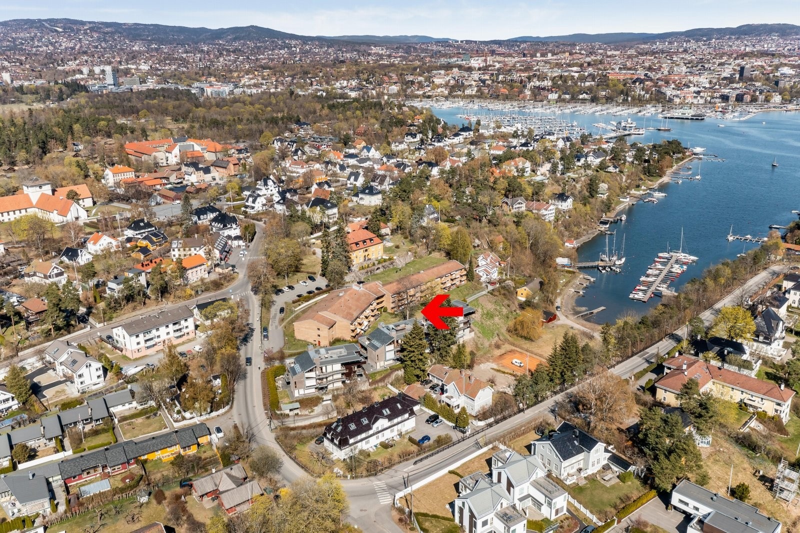 30-bussen kjører rett utenfor leilighetene, og det er 1 min gange til Matkroken. Galleribilde