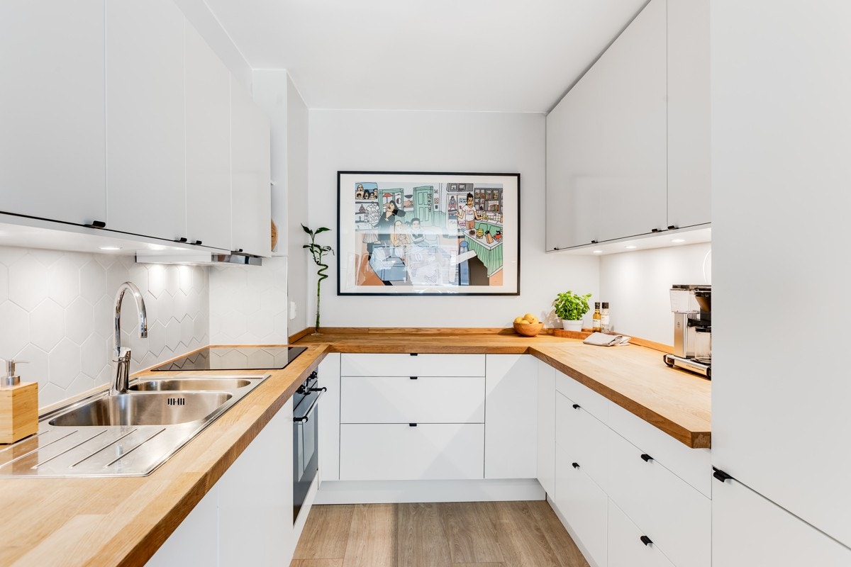 I 2021 ble det skiftet kjøkkenfronter, skuffer, ventilator, benkebelysning og lagt smakfulle fliser mellom overskap og benkeplate. Galleribilde