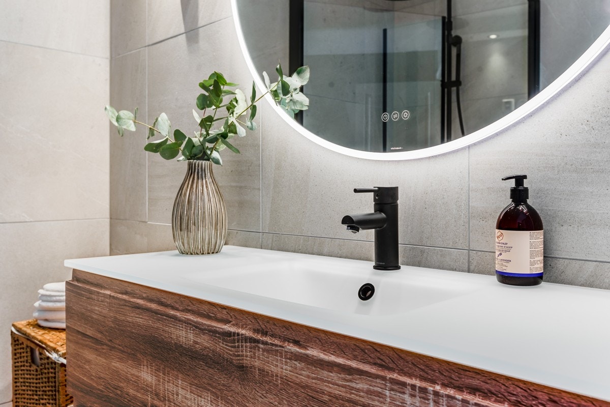 Helt ny servant, servantskap og flott speil med integrert touchbelysning over. Galleribilde