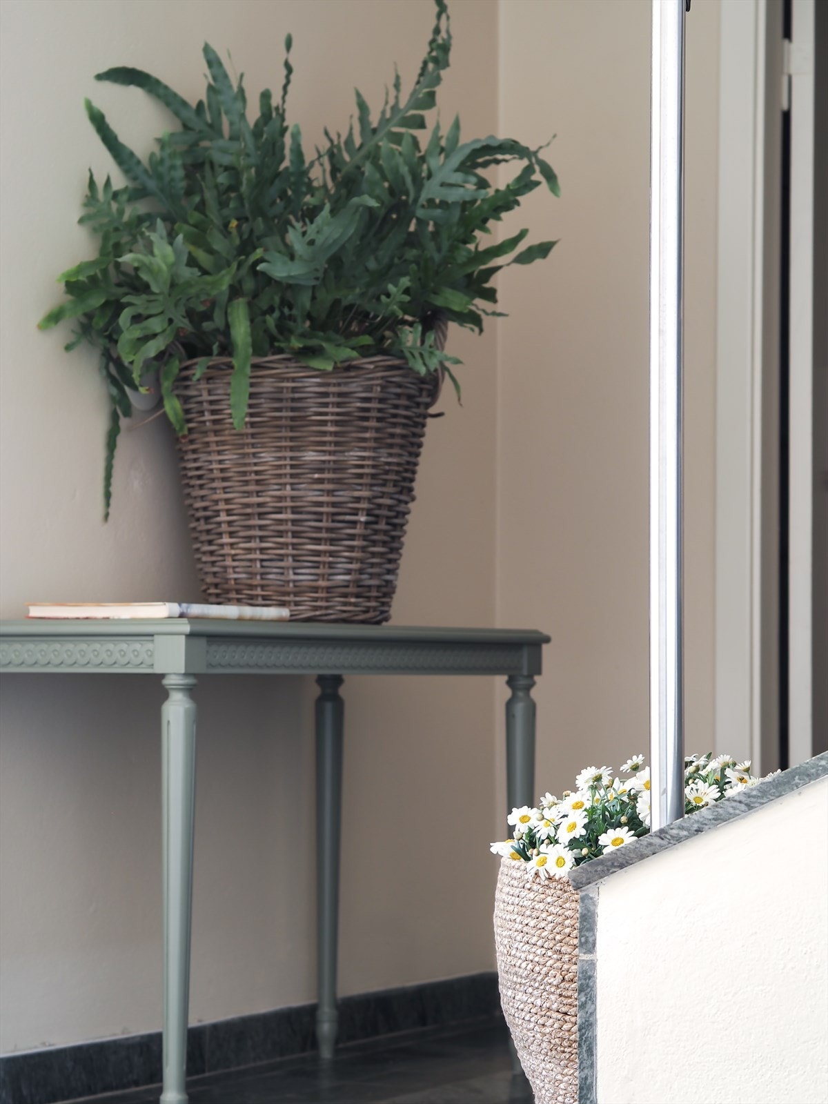 Til venstre for trappen er et eget WC, til høyre er kjølerom, vaskerom/bad og soverom. Galleribilde