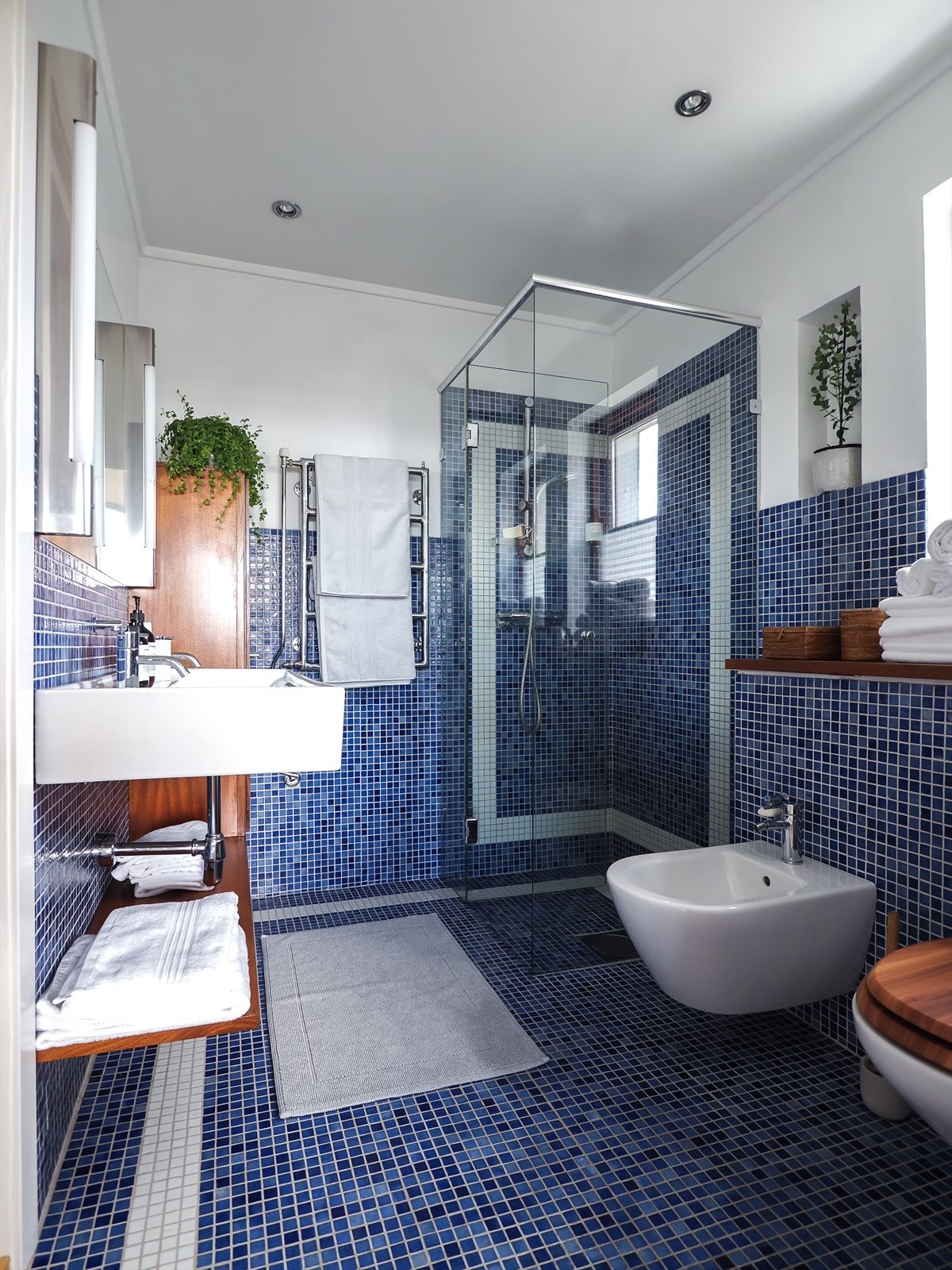 Luftig bad med vegghengt toalett og bidé. Galleribilde