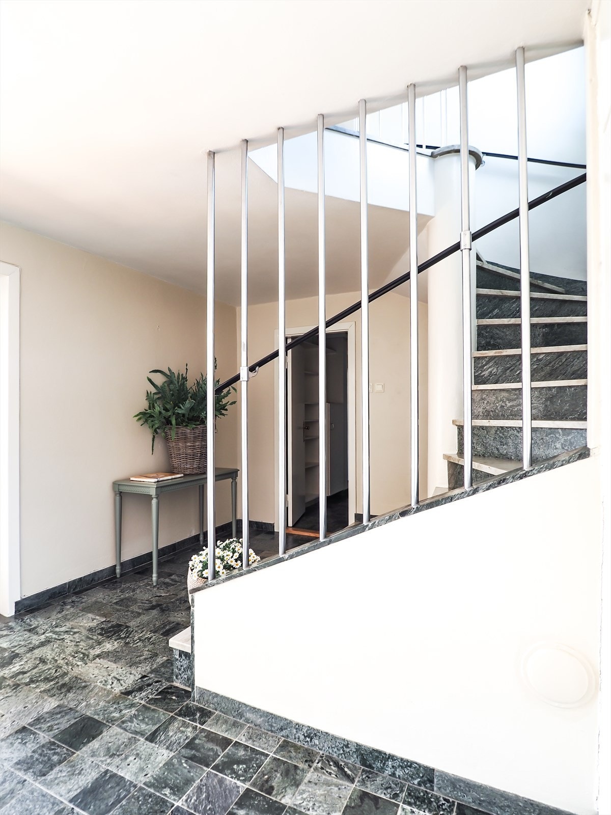 Den stilsikre marmortrappen går fra hallen til underetasjen. Galleribilde