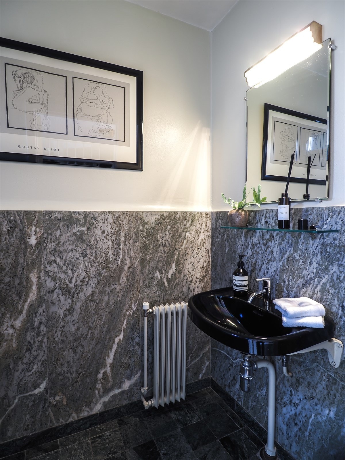 Separat toalett for gjester i underetasjen. Galleribilde