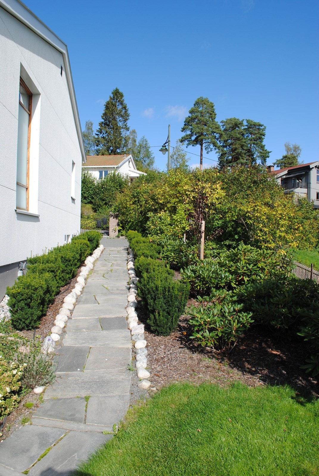 De stenlagte gangveiene gjør det ekstra hyggelig å tusle rundt i hagen. Galleribilde