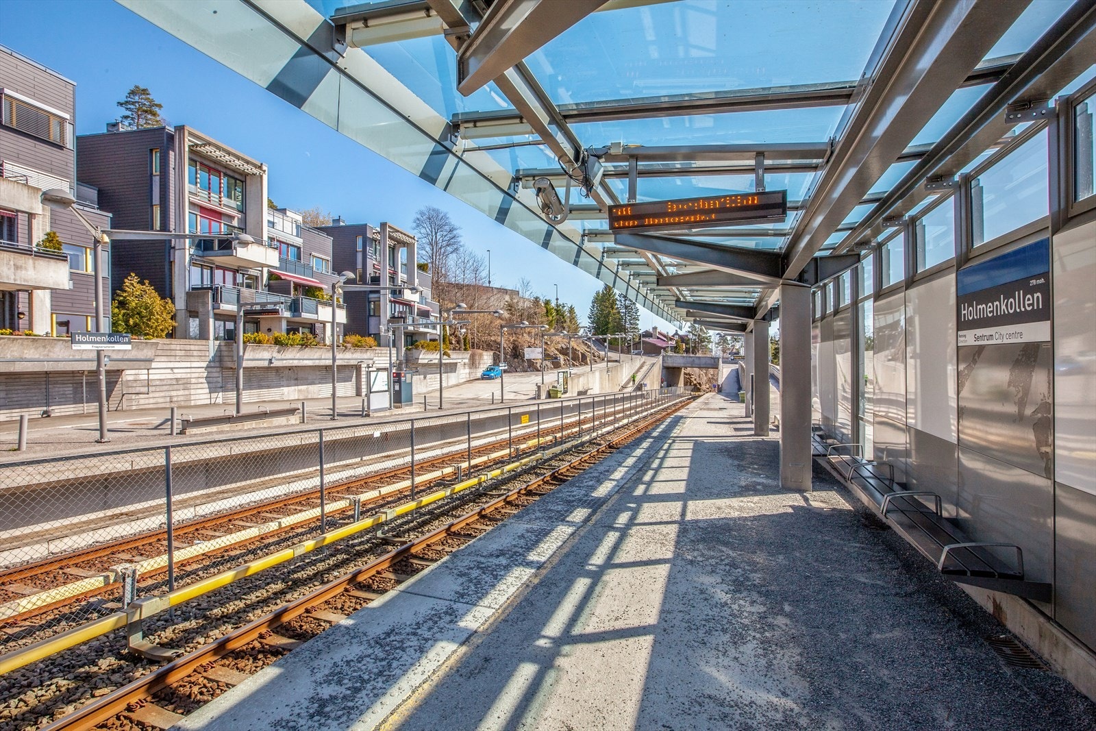 1 minutts gange til Holmenkollen T-banestasjon. Galleribilde