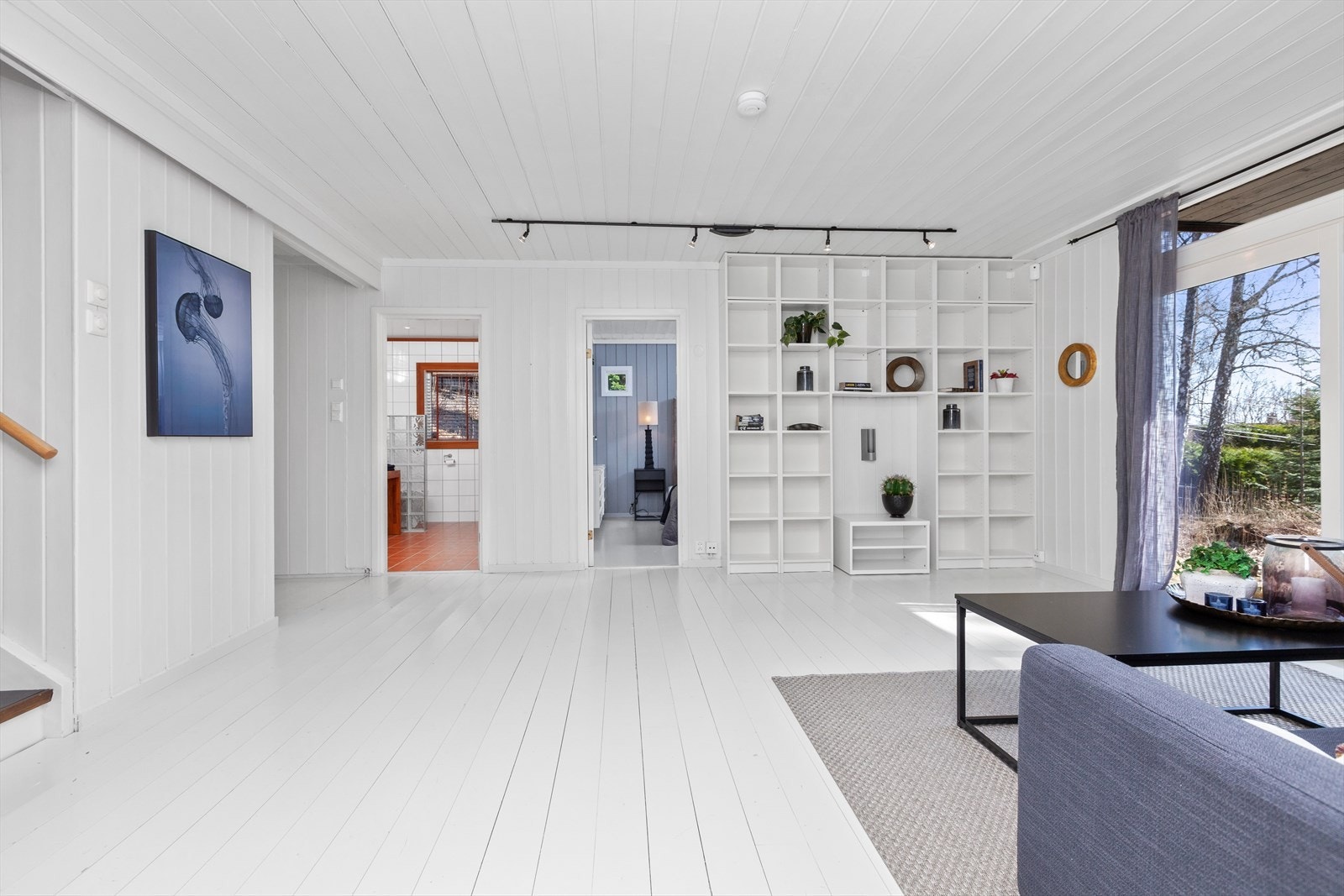 Kjellerstuen har utgang til markterrassen og hagen. Galleribilde