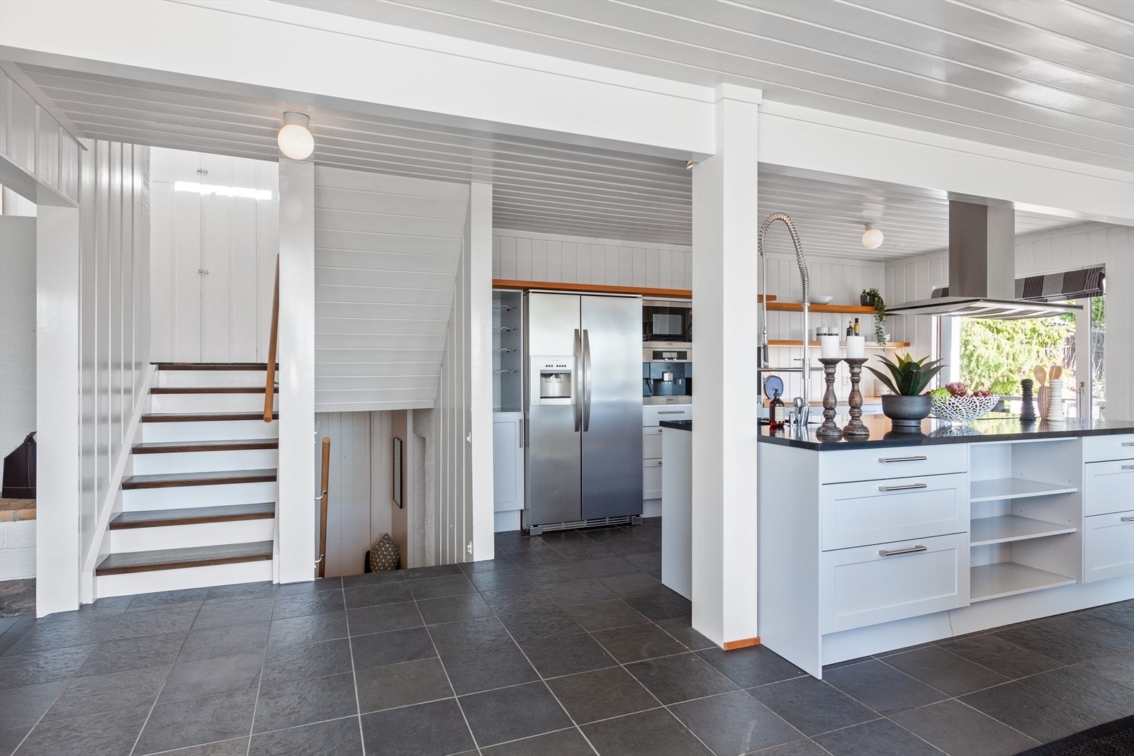 Lyst og åpent kjøkken fra ca. 2005. Galleribilde