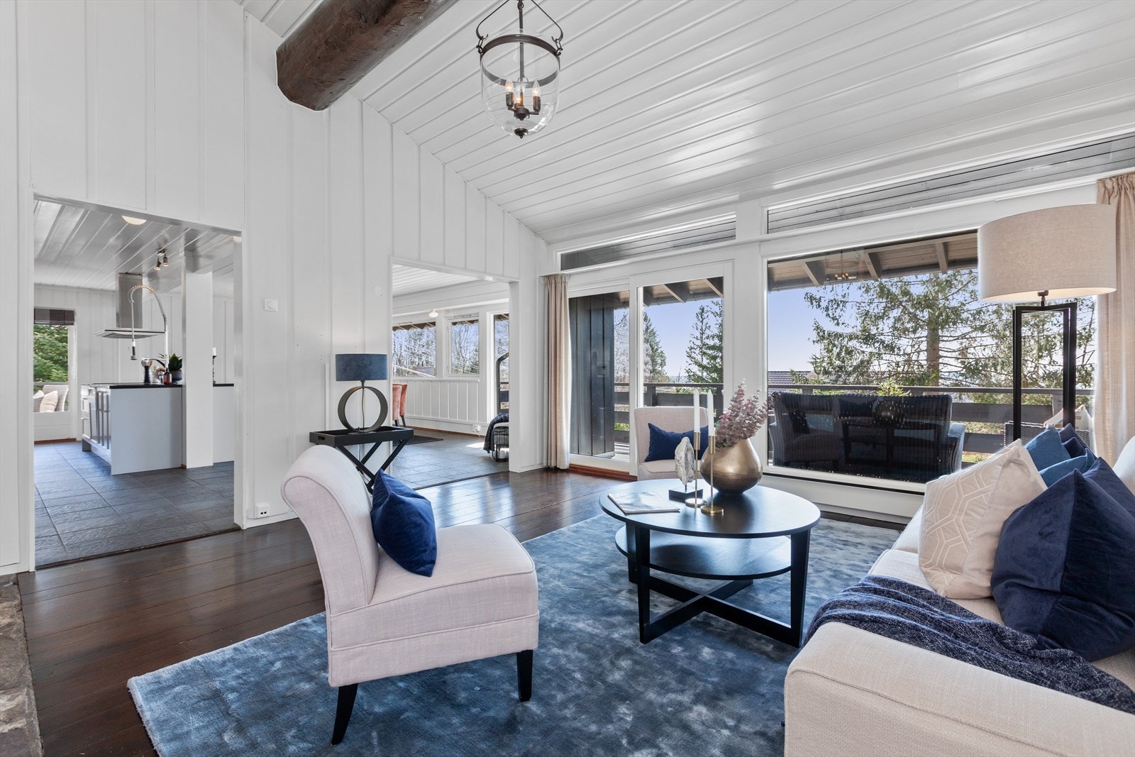 God plass til både spisebord og sofaløsning med tilhørende møblement. Galleribilde