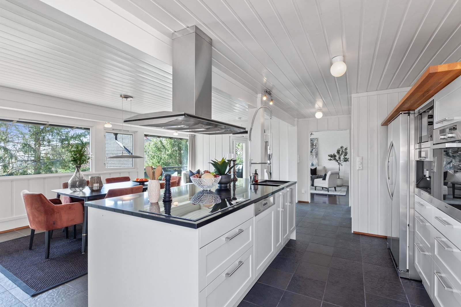 Benkeplate av stein og tre. Integrert i innredningen er oppvaskmaskin, stekeovn, mikrobølgeovn, kaffemaskin, platetopp (fra 2021) og løst kjøl/frys. Galleribilde