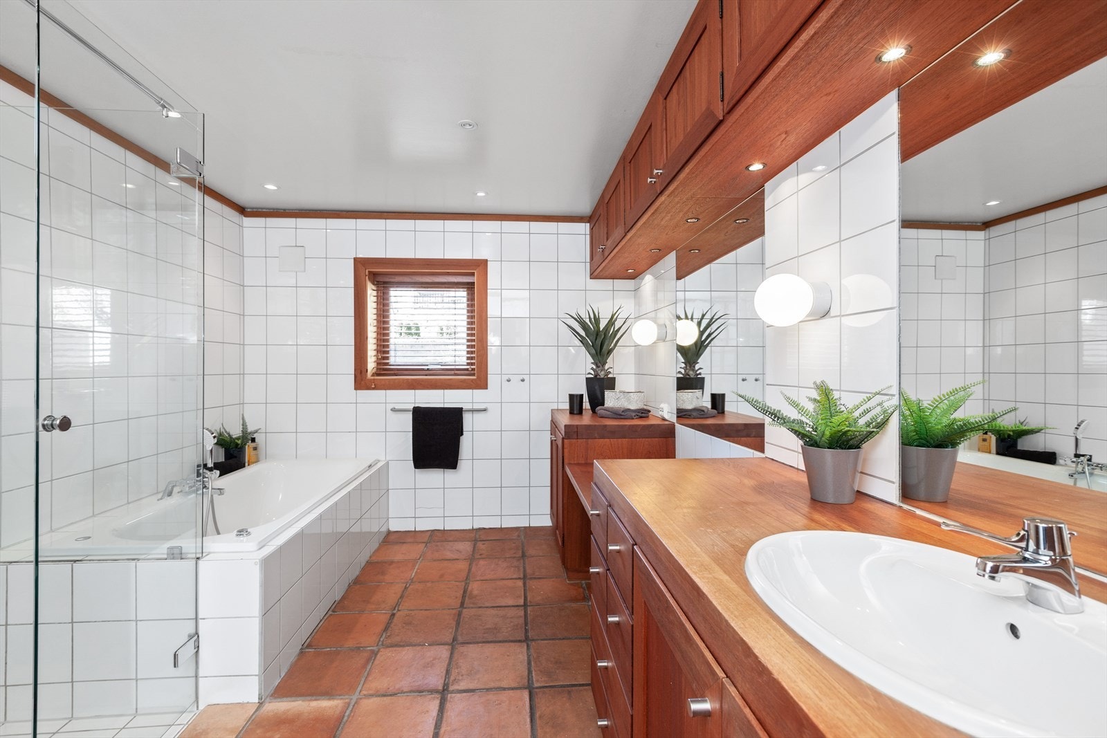 Plassbygget innredning i heltre med nedfelt servant og ett-greps blandebatteri. Innmurt speil. Galleribilde