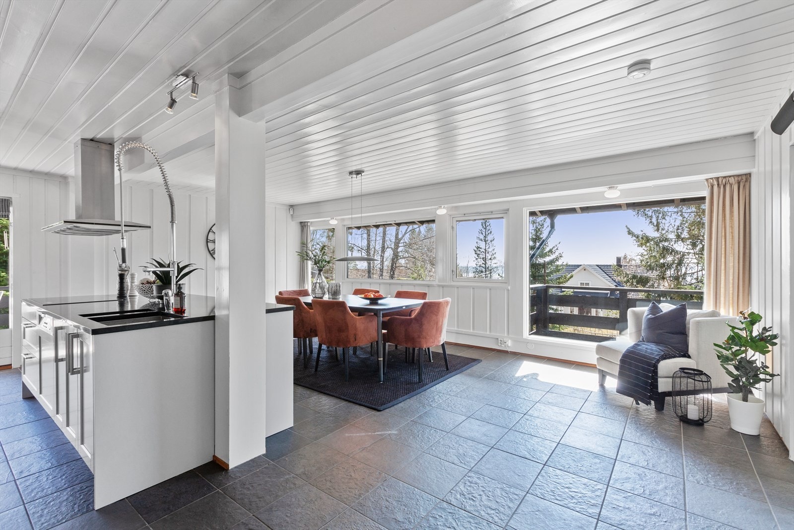 Stor og lys spisestue. Galleribilde