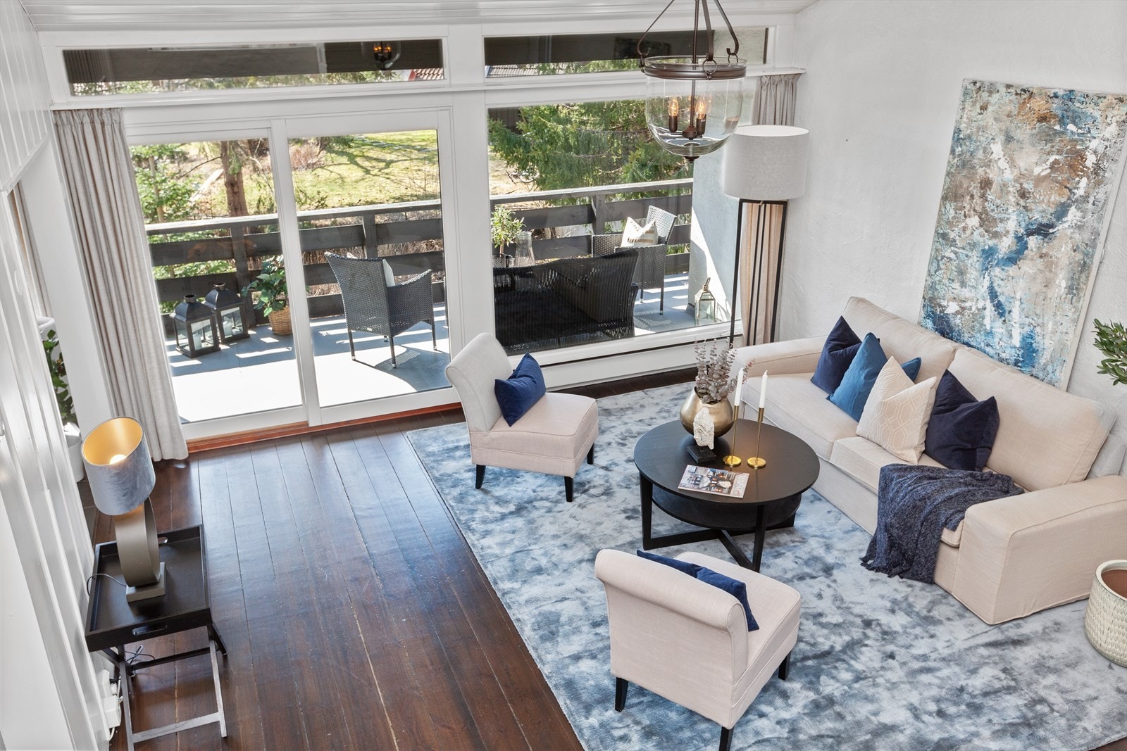 Lys og fin stue med store vindusflater. Galleribilde