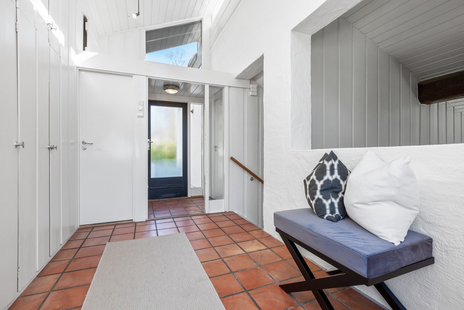 Fra entréen er det trapp ned til stuen og trapp opp til lagringsloftet. Galleribilde