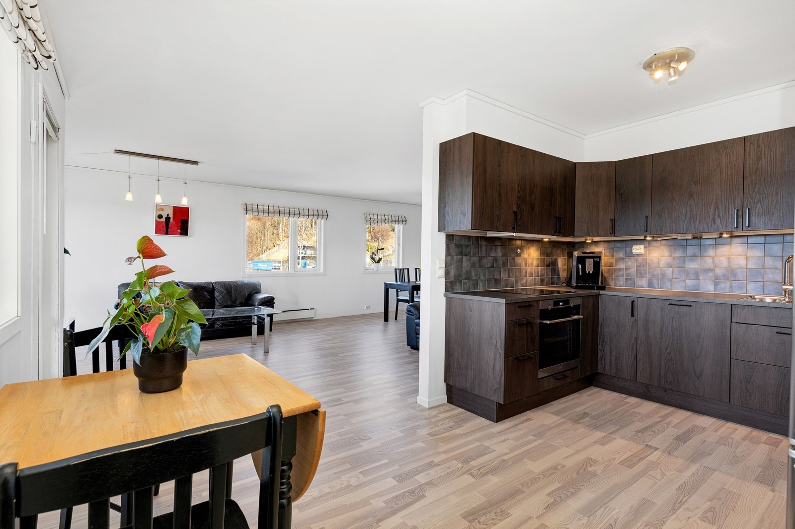 Praktisk delvis åpen løsning mellom stue og kjøkken Galleribilde