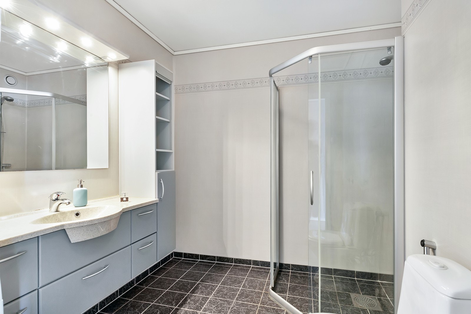 Bad med fliser på gulv og våtroms-tapet Galleribilde